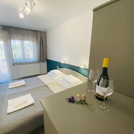 Penzion Linton Apartmanhaz - Siofok, Plazs